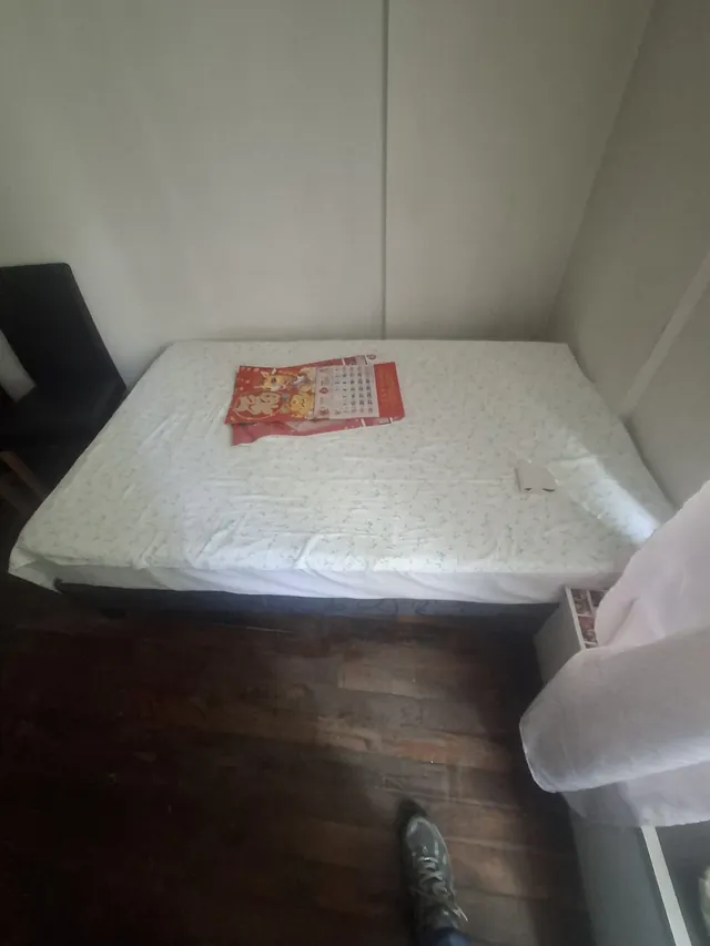 Chambre vidée après débarras