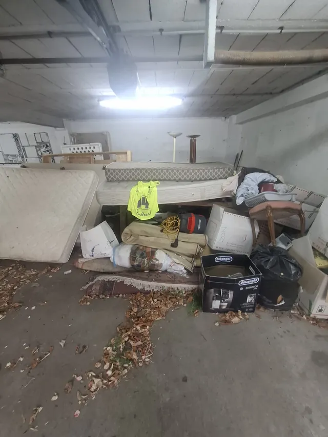 Garage rempli de literie et de cartons avant enlèvement