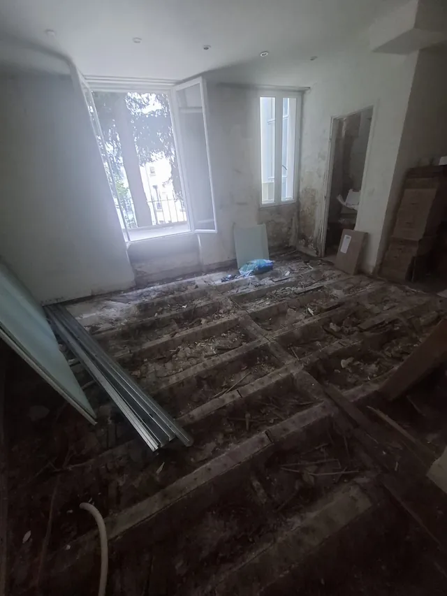 Pièce entièrement vidée, prête pour les travaux
